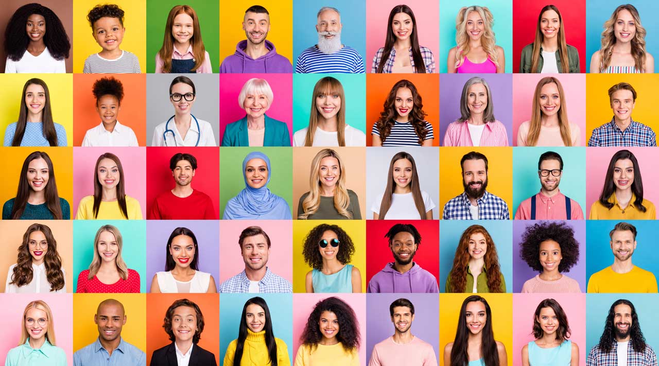 Das Bild zeigt ein **Collage-Porträt von etwa 50 verschiedenen Personen** unterschiedlichen Alters, Geschlechts und ethnischer Herkunft, angeordnet in einem Rasterformat. Jede Person wird vor einem **farbigen Hintergrund** fotografiert – darunter leuchtende Farben wie Gelb, Rosa, Blau, Grün, Orange und Rot. Die Porträts sind Kopfschüsse oder Schulter-Kopf-Aufnahmen, bei denen die Personen direkt in die Kamera blicken und lächeln. Der Gesamteindruck wirkt vielfältig, freundlich und repräsentativ für eine diverse Gemeinschaft oder Bevölkerungsgruppe.